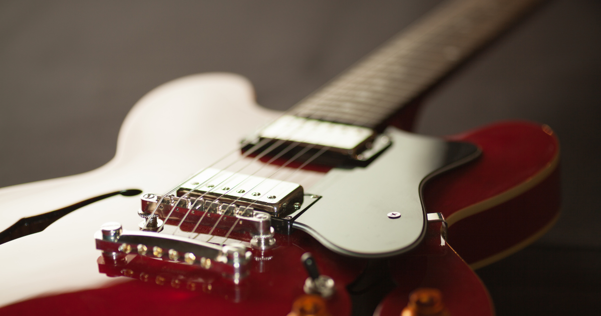Comment accorder une guitare électrique ? Le guide complet