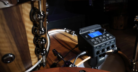 Alesis bringt den Kitstream heraus, um akustisches Schlagzeug aufzunehmen und zu streamen