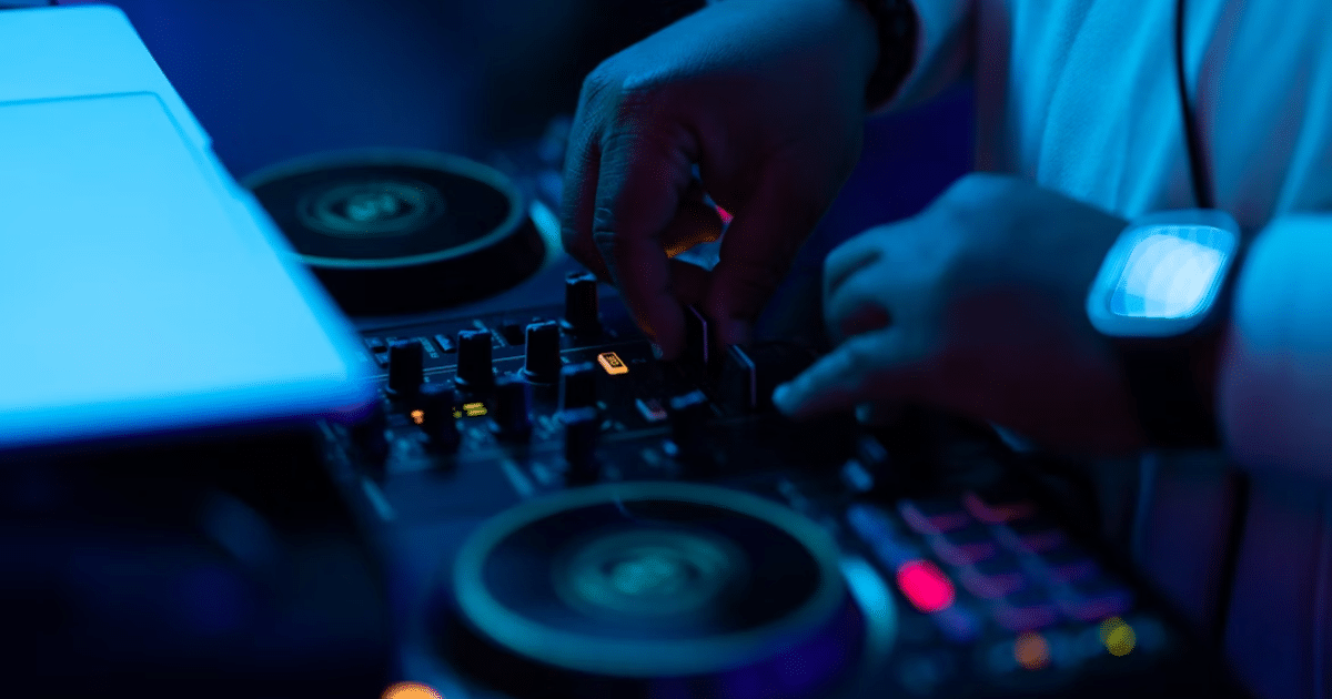 Top 5 des contrôleurs DJ incontournables : les meilleurs choix selon votre niveau.