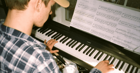 10 unverzichtbare Stücke, um Klavier zu lernen
