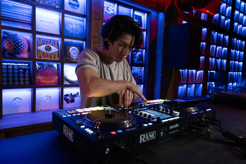 RANE DJ System One: Das erste autarke DJ-System mit motorisierten Plattentellern
