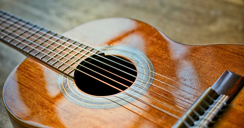 Saiten einer Akustikgitarre wechseln: die komplette Anleitung