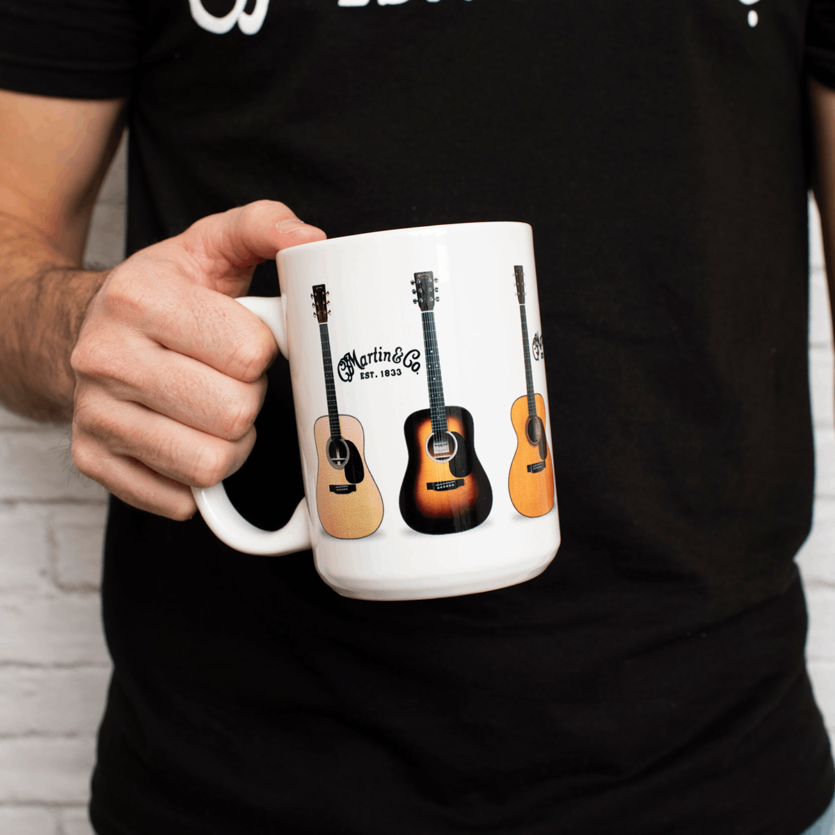 Weiße Keramiktasse mit Gitarren