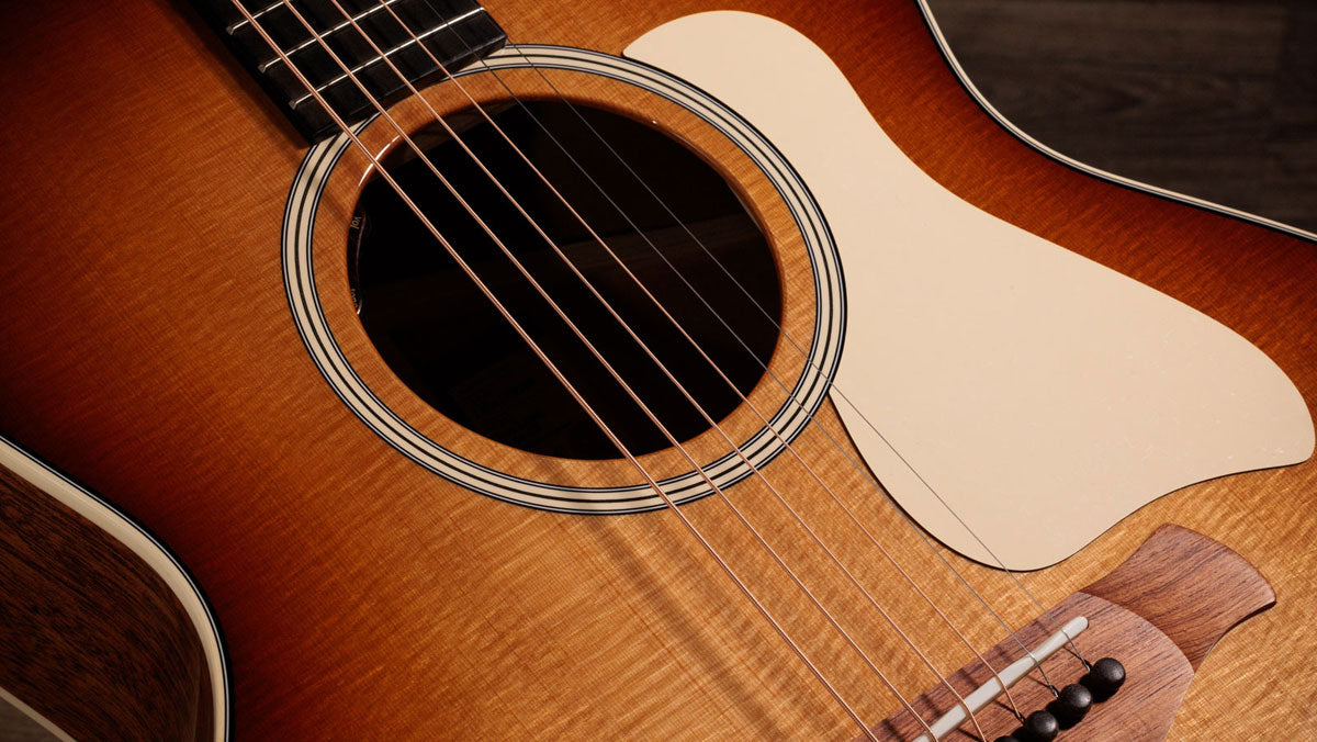Gold Label 514e Sunburst mit cremefarbenem Schlagbrett Grand Auditorium