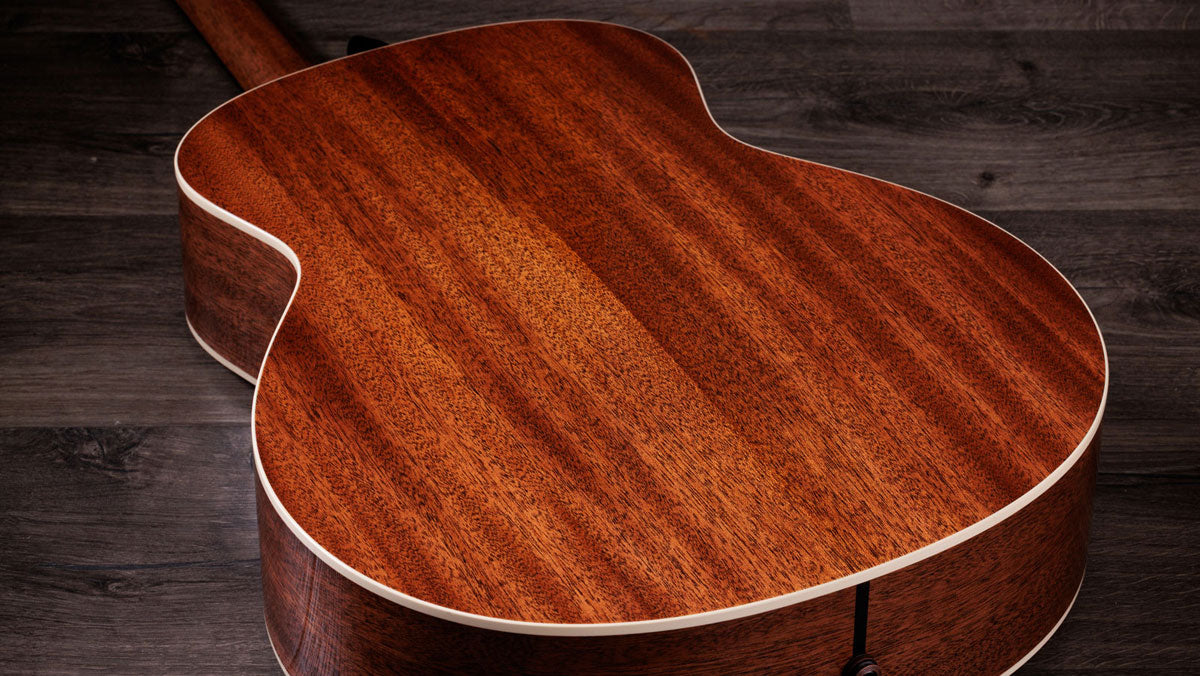 Gold Label 514e Sunburst mit cremefarbenem Schlagbrett Grand Auditorium