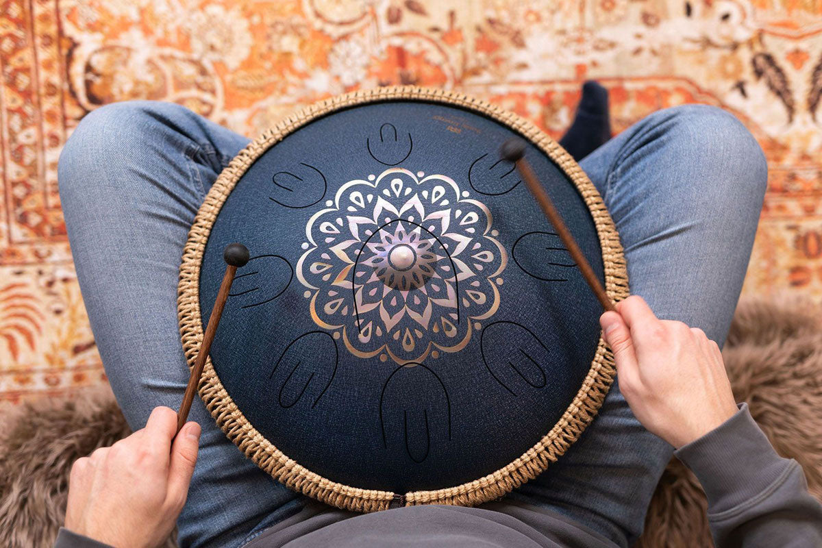 SONIC ENERGY OCTAVE STEEL TONGUE DRUM MARINEBLAU GRAVIERTES BLUMENDESIGN D AMARA