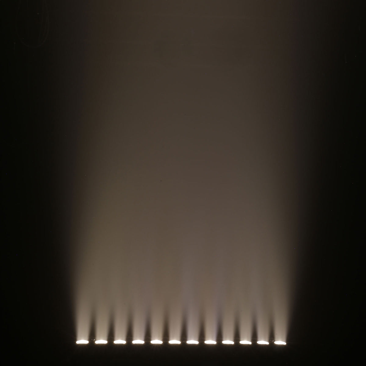 PIXBAR DTW PRO - 12 x 10 W TRI-LED-BAR MIT VARIABLEM WEISSEN LICHT UND DIM-TO-WARM-STEUERUNG