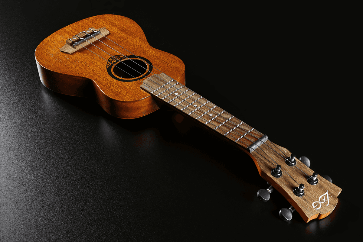 Tiki Baby TKU110S Sopran-Ukulele schlank mit gewölbtem Boden