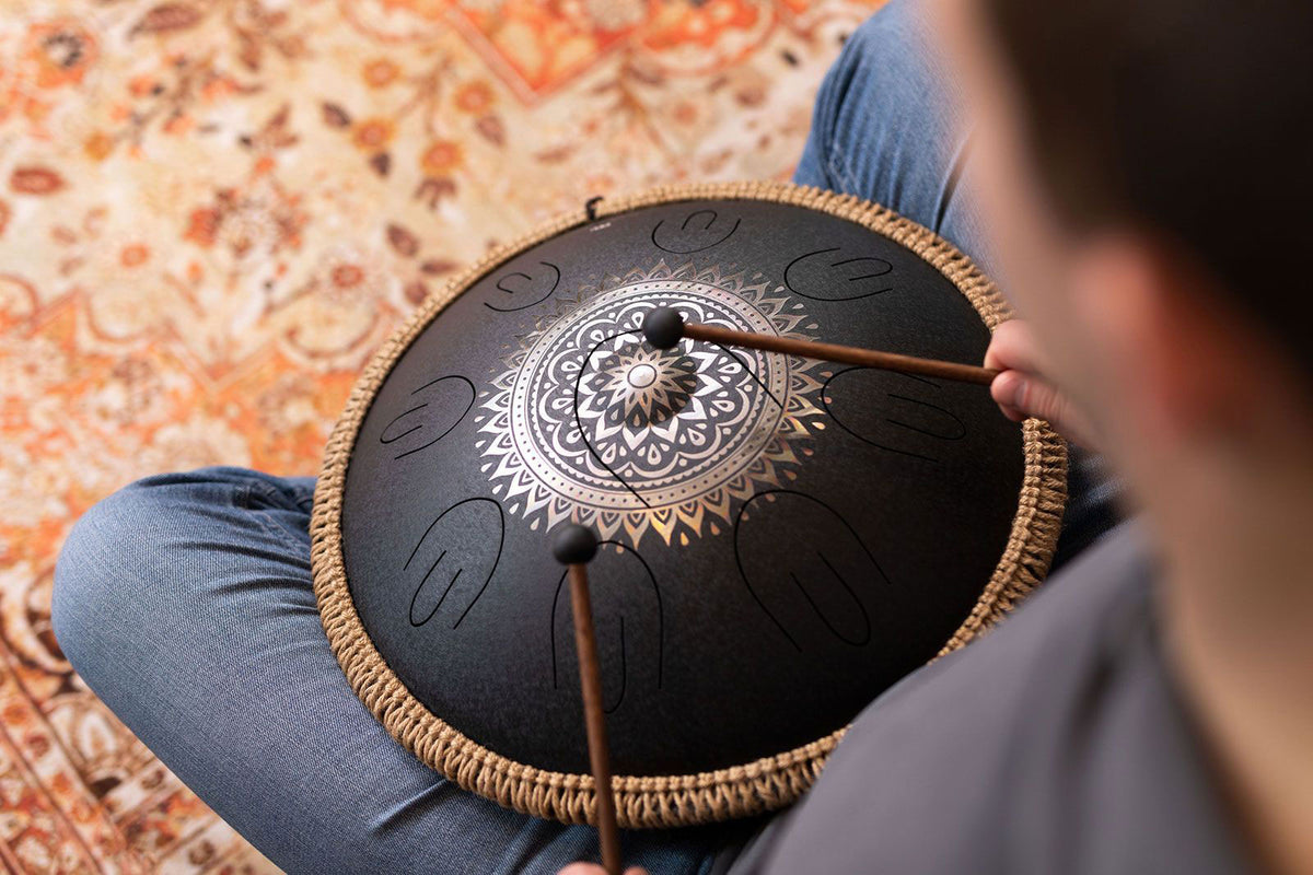 SONIC ENERGY OCTAVE STEEL TONGUE DRUM SCHWARZ GRAVIERTES BLUMENDESIGN D KURD